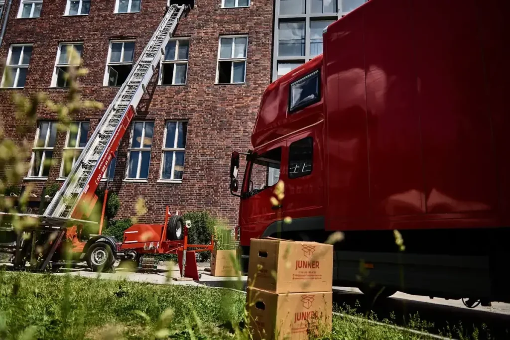 Möbellift Einsatz bei Umzügen von Junker Umzüge