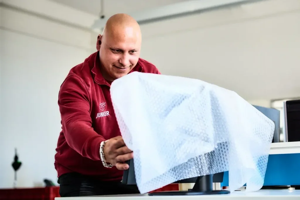 Monitor-Verpackung durch Umzugshelfer Junker