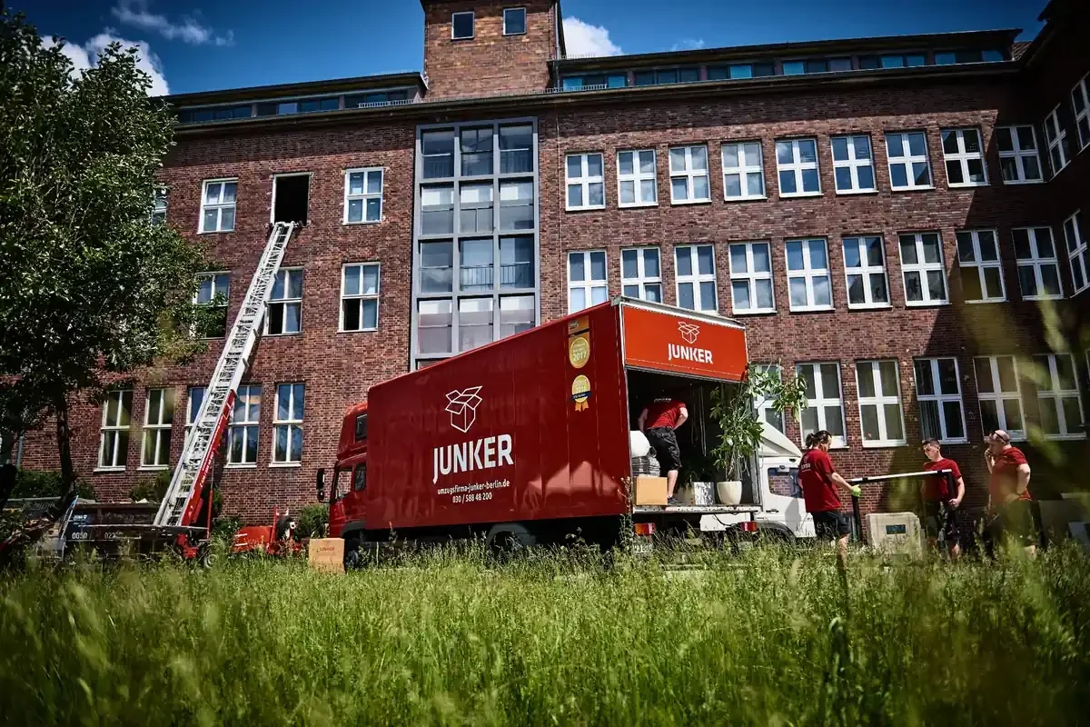 Umzugsfirma Junker Berlin mit LKW und Möbellift