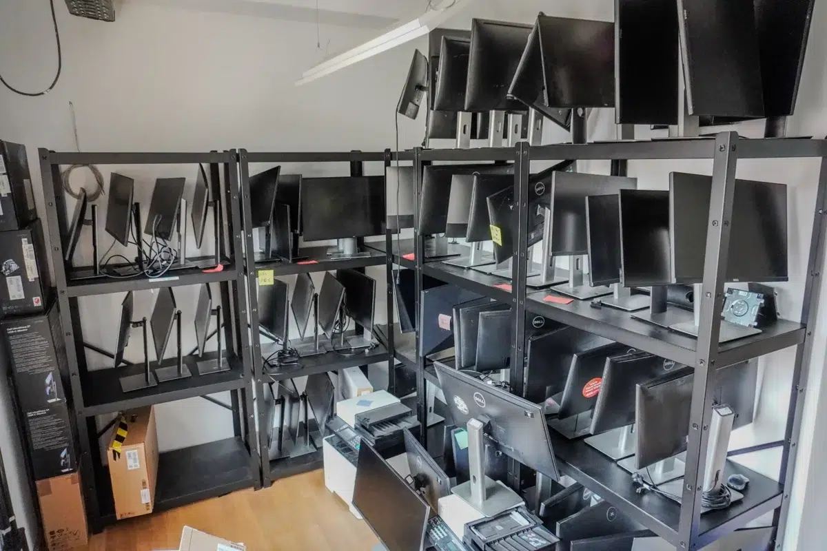 Eingelagerte Computerbildschirme und IT-Equipment in Regalen für einen Firmenumzug